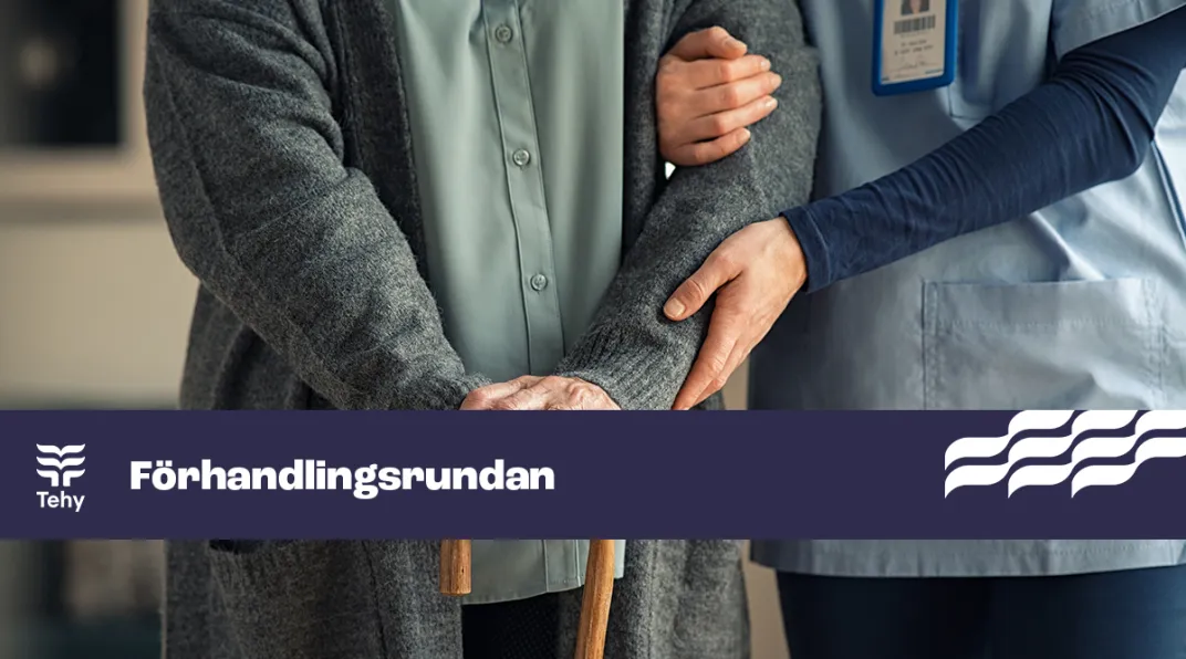Hoitaja taluttaa vanhusta. Kuvassa teksti sinisellä nauhalla "Tehy, förhandlingsrundan".