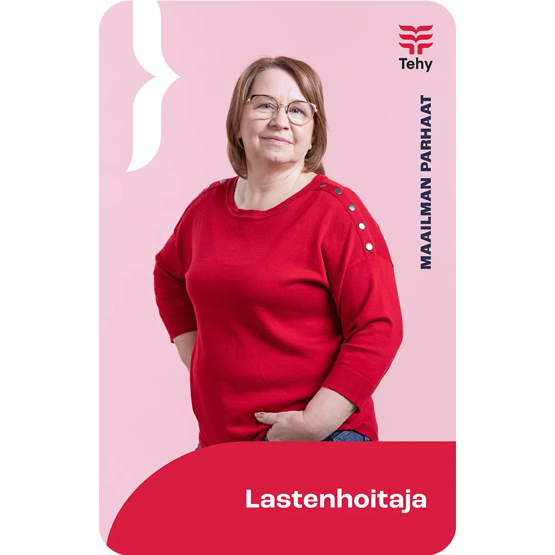 Lastenhoitaja poseeraa Maailman parhaat -kampanjan pelikortissa