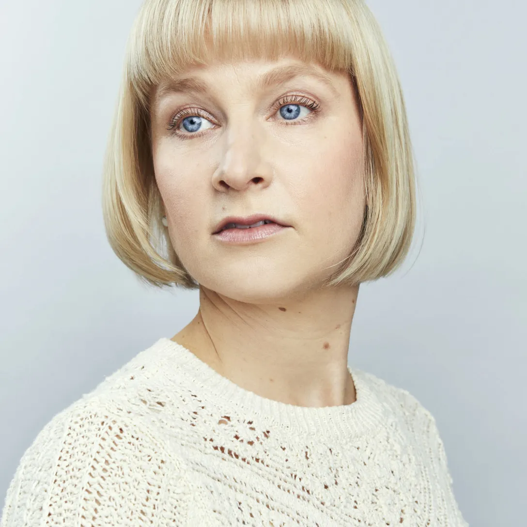 Kuvassa on Anna Saarinen