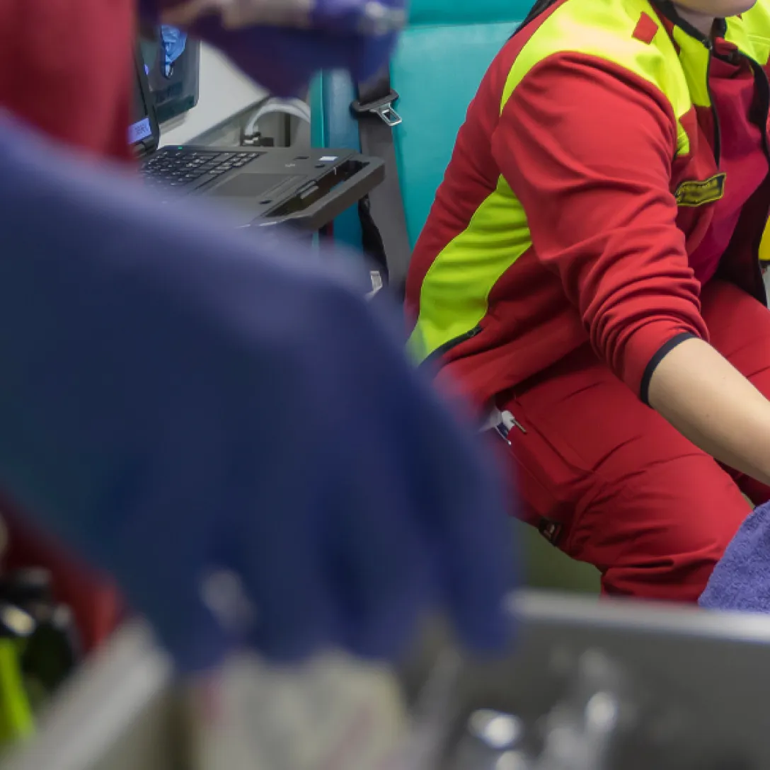ensihoitajat ambulanssin sisällä