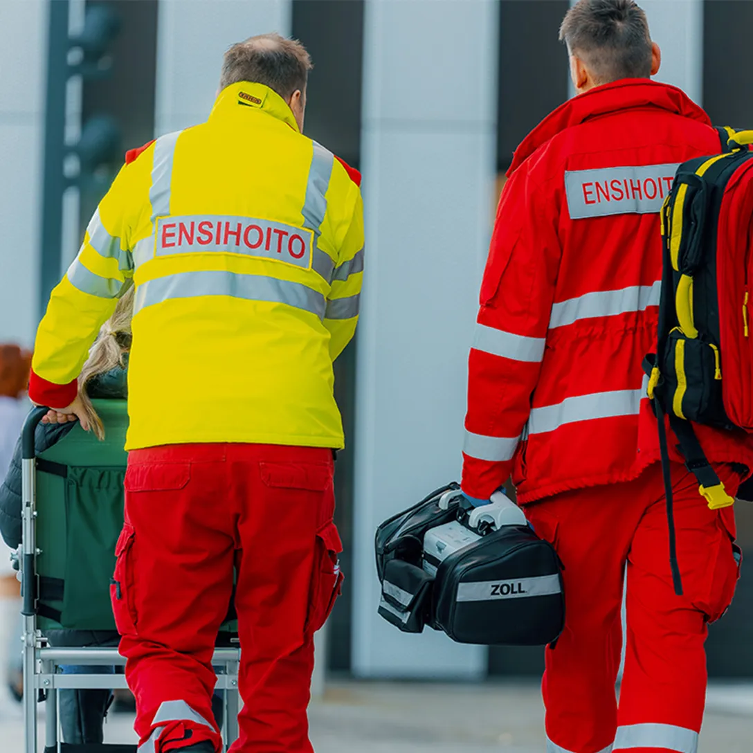 Ensihoitajat työssään