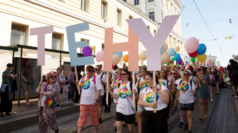 Kuvassa Pride-kulkue