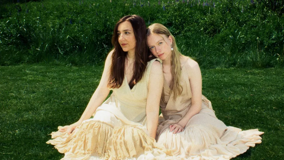 Emma ja Matilda istumassa ruoholla