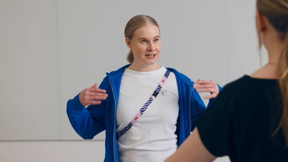 fysioterapeutti ohjaa asiakasta
