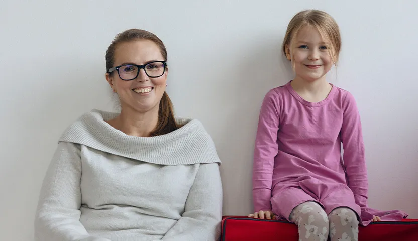 Varhaiskasvatuksen ammattilainen lapsen kanssa