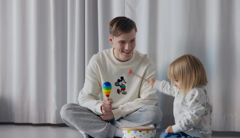 Kuvassa varhaiskasvatuksen ammattilainen lapsen kanssa