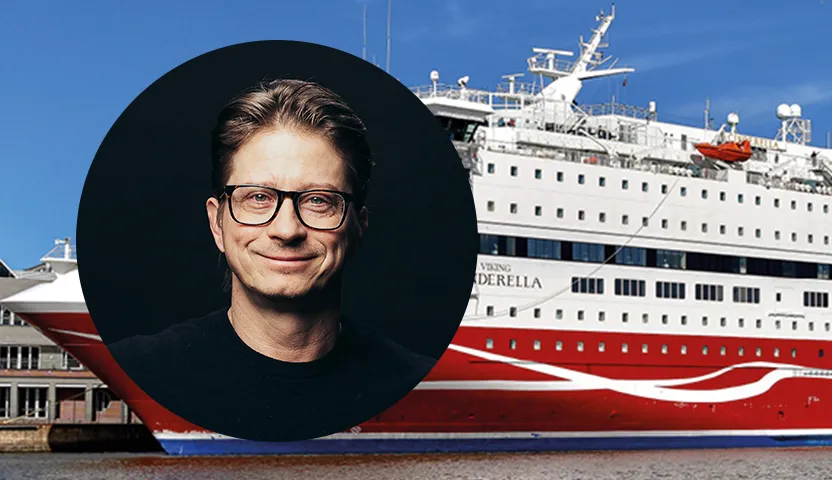 Sosiaalialan risteilyllä Kari Ketonen esiintymässä