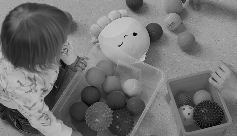 Lapsi leikkii lattialla