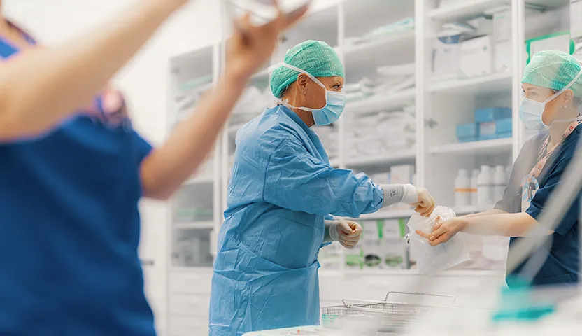 Hoitajat työssään leikkaussalissa